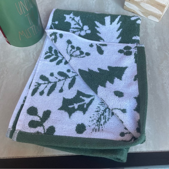 Rae Dunn Green Christmas Candle & Hand Towel NWT - Picture 4 of 10